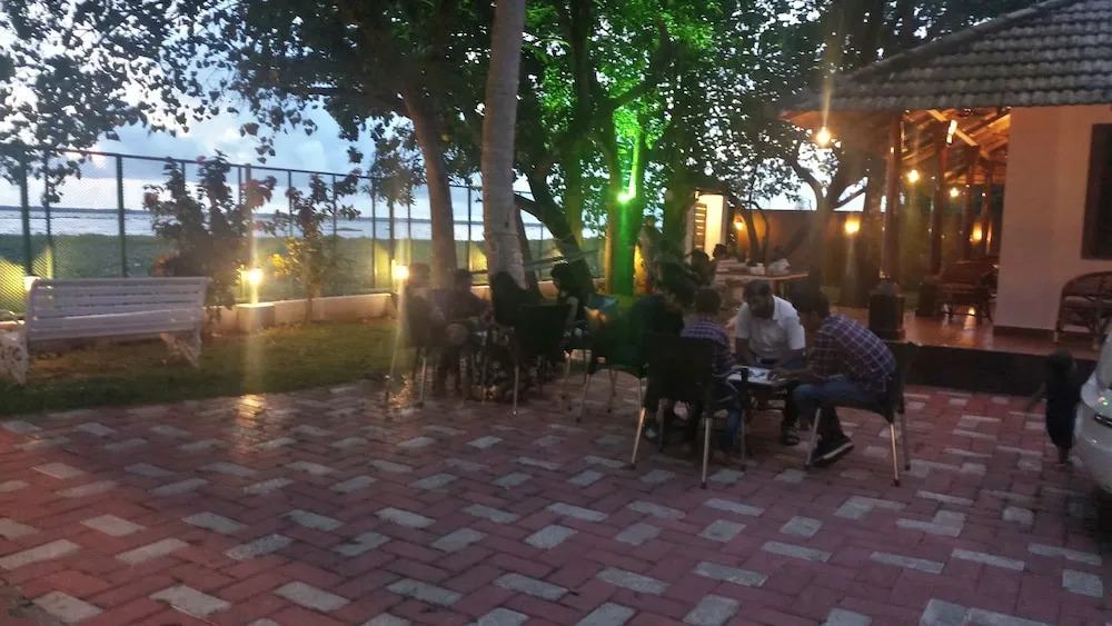 Saro Lake County Hotel