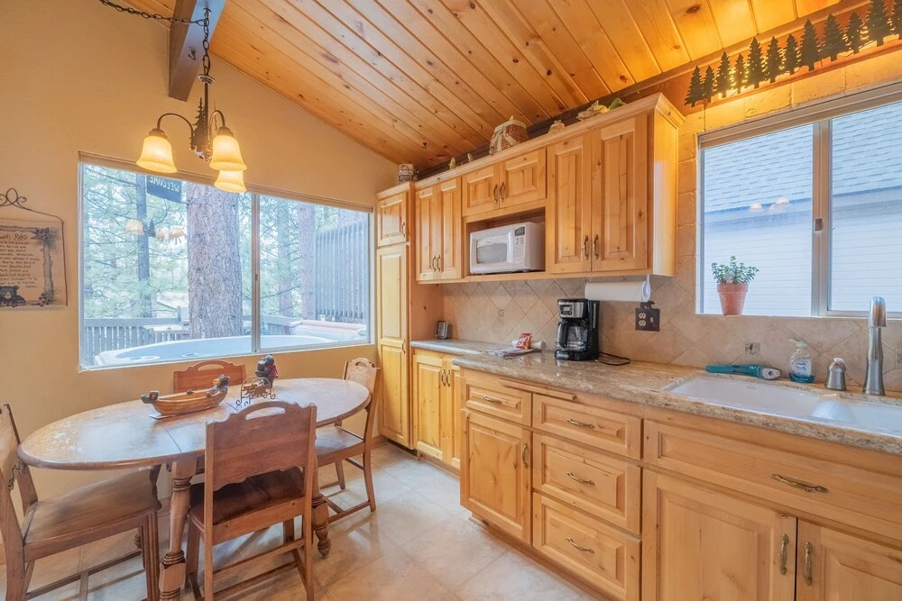 Moonridge Manor - Very Lovely Cabin In A Quiet Neighborhood With An Amazing Hot Tub! 4 Bedroom Home