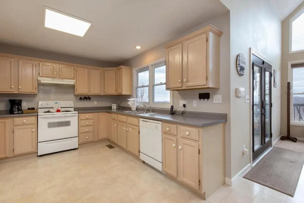 Kickback Kabin, 3 Bedrooms, Deck, Hot Tub, Pool Access, Sleeps 6