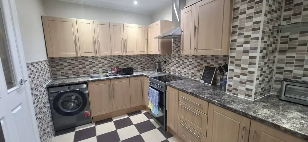 Spacious 3 Bed 2 Baths Free Wifi Central Location