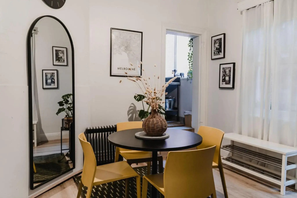 Your home on Smith St Collingwood (With Parking)