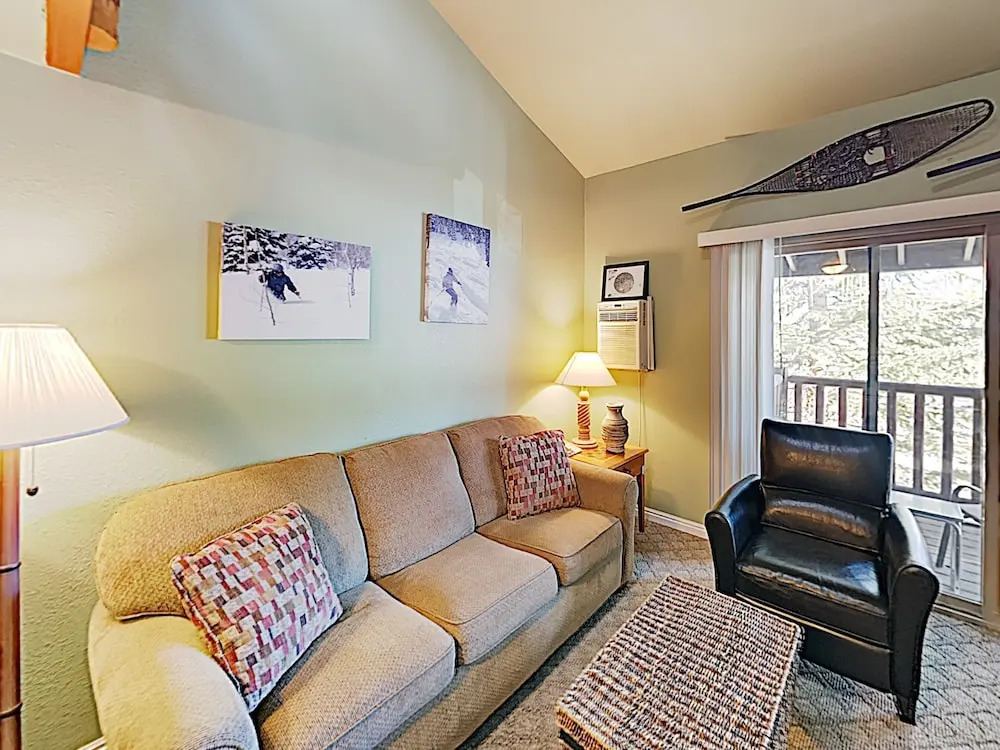 Choice Ski Haven W/ Pool & Hot Tub: Mins To Slopes 1 Bedroom Condo