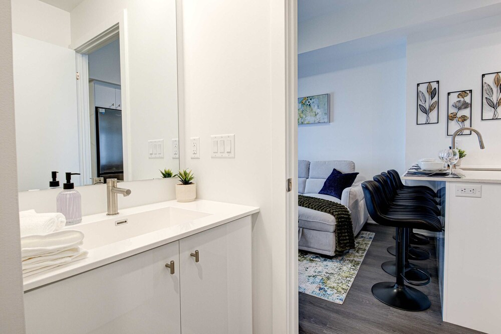 Stylish Downtown Suite With Patio City Views