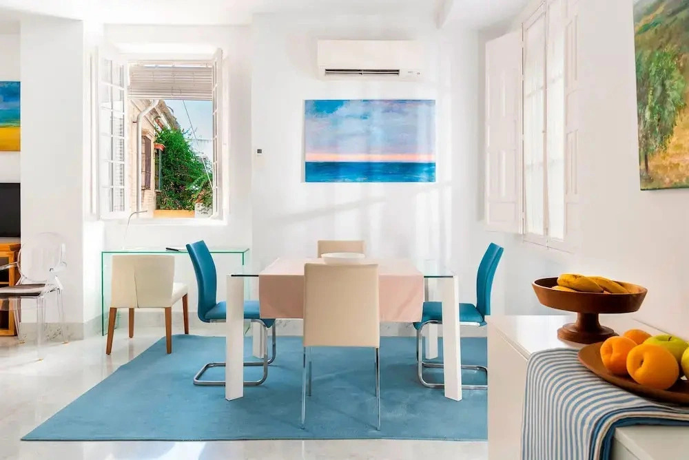 Pretty two bd Apartment Near the Cathedral Pasaje Santa Cruz II