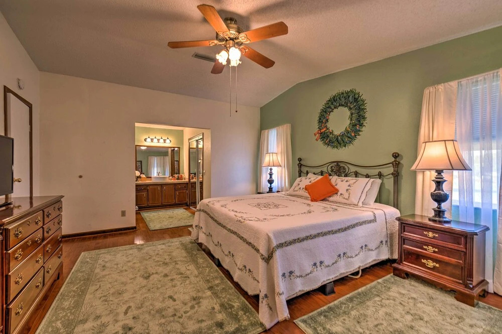 Lovely Lady Lake Home w/ Resort Amenities & Lanai!