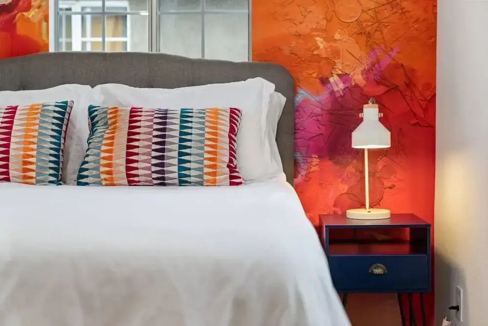 The Avalon - Modern Colorful w Private Parking