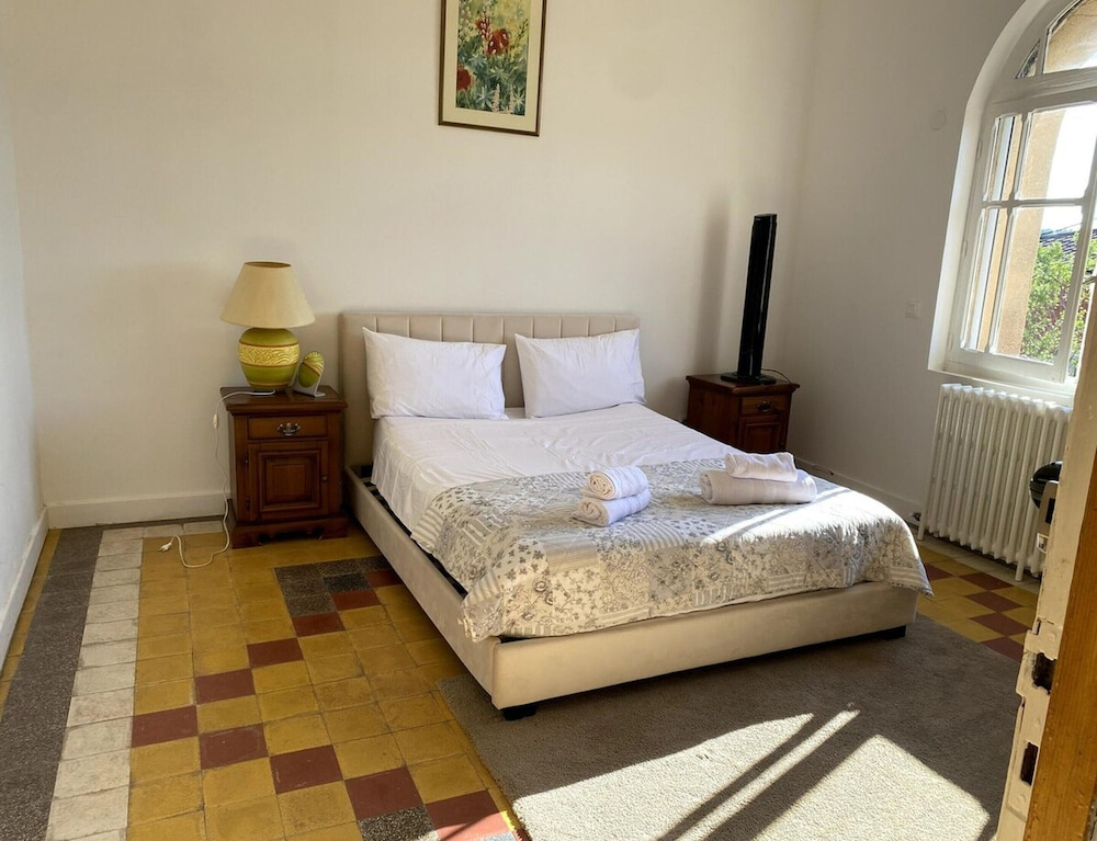 Magnificent Family Villa Near the Ceze River
