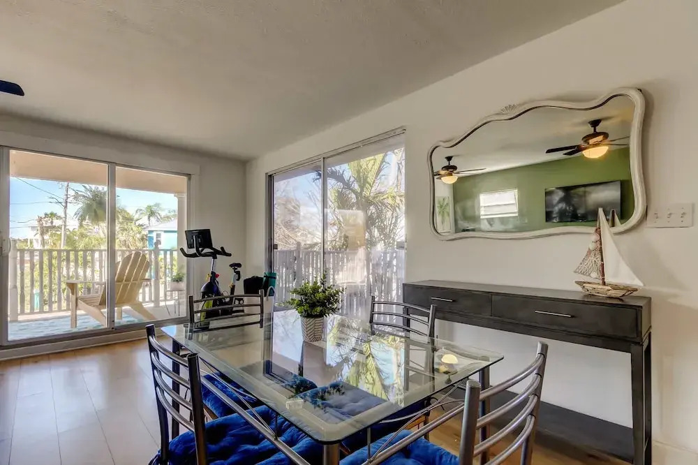 Simple Rooftop Gem 2 Blocks 2 Beach Pets Allowed