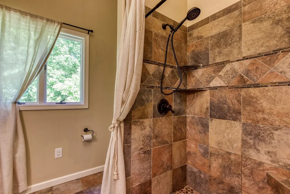 Memorable "Deer & Doe" by HoneyBearCabins 4BR 3BA, Mountain View Deck, Farmhouse Decor, Fireplace, 3 Acres