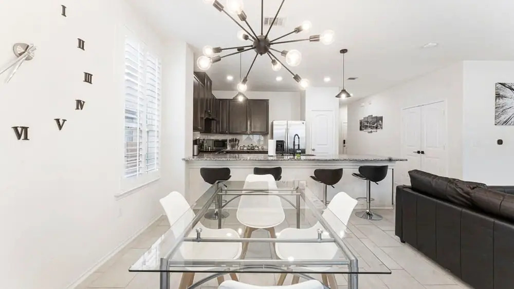 Cozy 4BR House Close to Cota DT w Fast Wifi