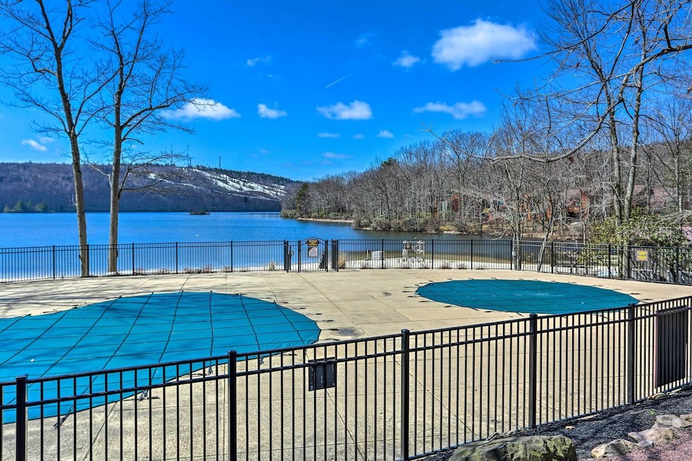 Condo on Big Boulder Lake w/ Community Pool Access