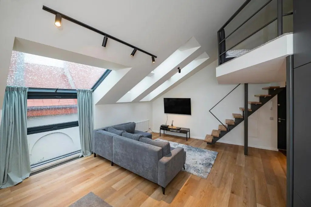 LOFT 1 BD Old Town Apartment by Hostlovers