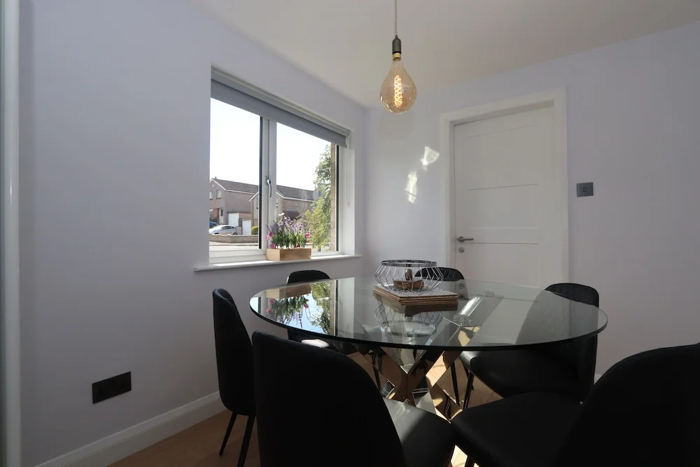 Dunfermline - Luxury 3 bedroom 2 bathroom detached house with garden