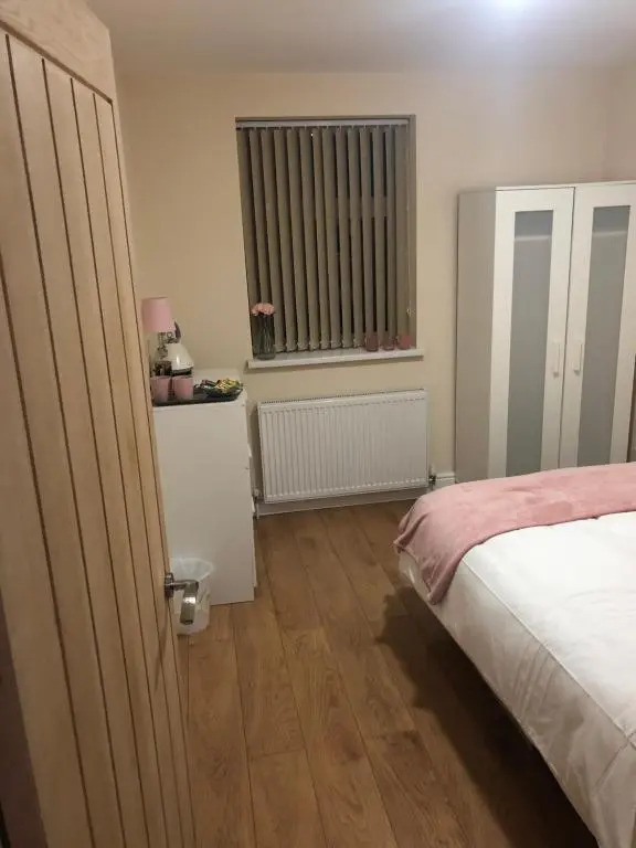 BIG ROOM rusholme WITH TV AND PRIVATE BATHROOM-parking&wifi