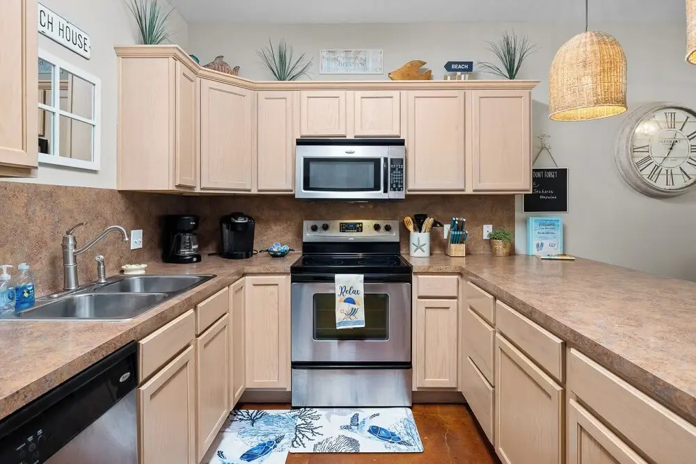Sunny Townhome w/ Pool Access ~ 1 Mi to Beach