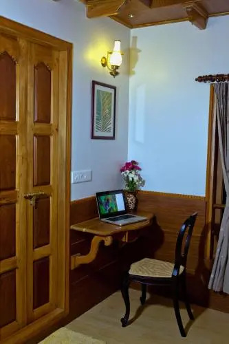Abad Premium House Boat