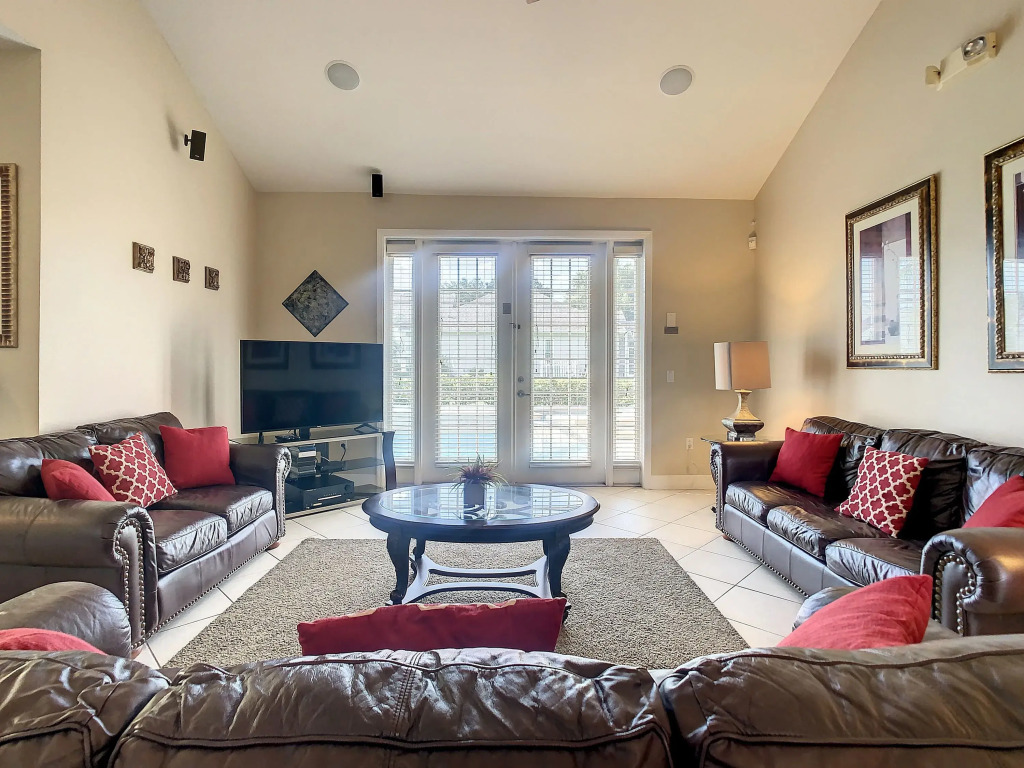 Fantastic 7 Bed 6 Bath in Prestigious Gated Comm