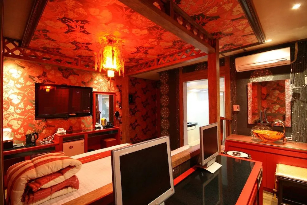Hera Hotel