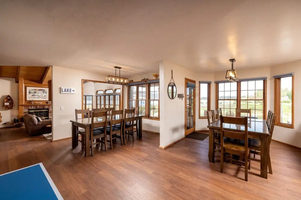 26 - Lakefront Chalet 3 Bedroom Home by Redawning
