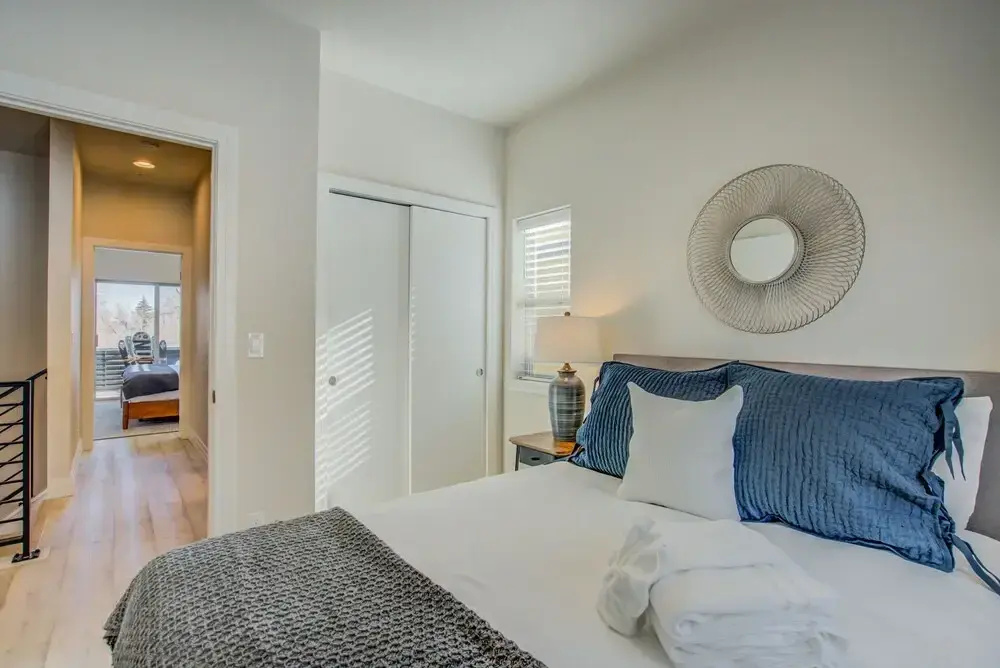 4BR Mnt Viewsmodern Urbanityrooftop Patio