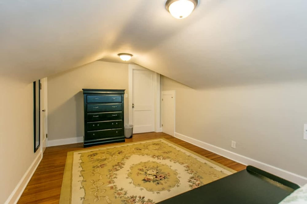 Roomy 5BR Bungalow w Backyard Close to Downtown