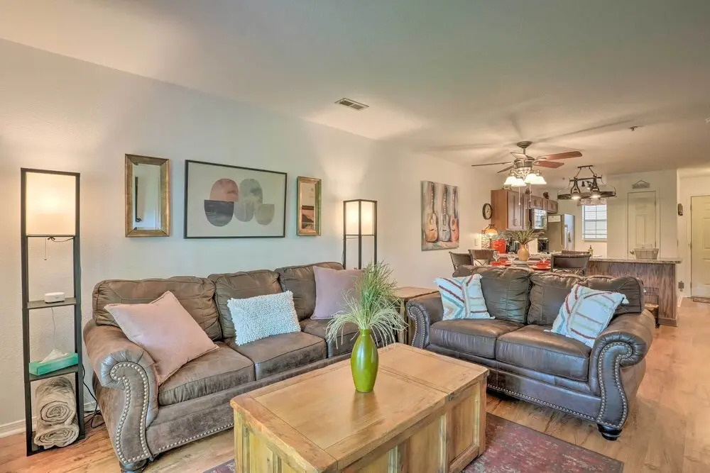 Sun-soaked Lake Taneycomo Condo w/ Furnished Patio