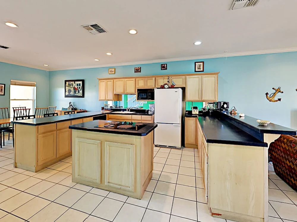 Parade 121 House - 3 Br home by RedAwning