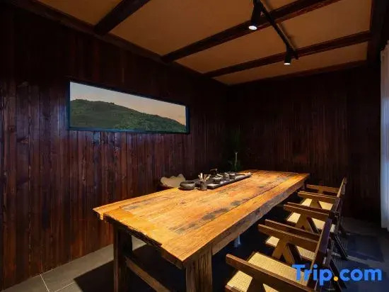 Yu designer Meisu (Dukezong Ancient City Dafo Temple Prayer Tube Shop)