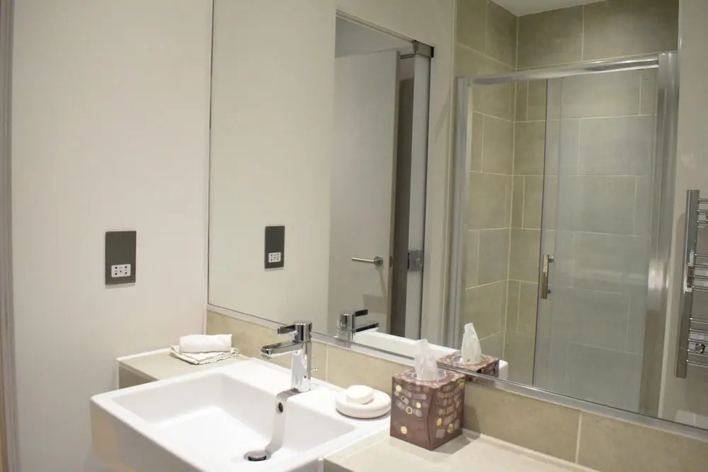 Modern 2 Bedroom Flat With Balcony