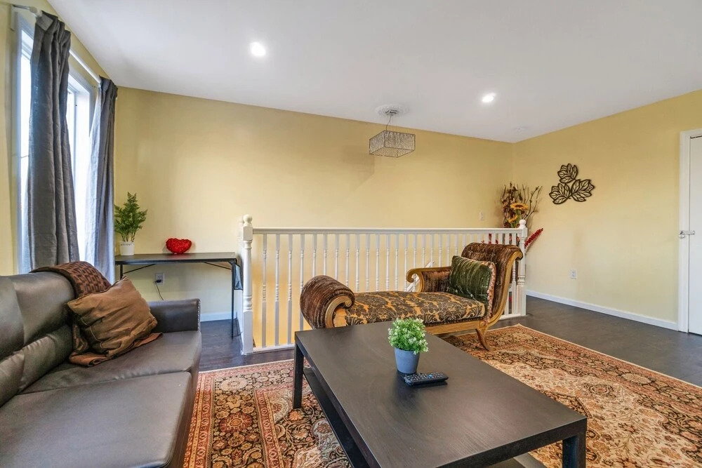 Comfy Queens Home - Just Minutes From Jfk Airport! 3 Bedroom Apts by Redawning