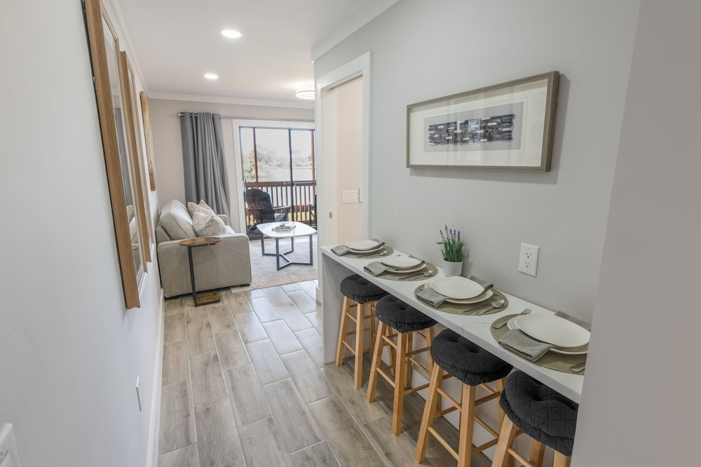 112 Arrowhead Unique Lakefront 2br At Kingston 2 Bedroom Condo