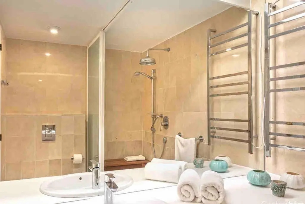 Beautiful 3BEDROOMS/2BATH/Golden Mile