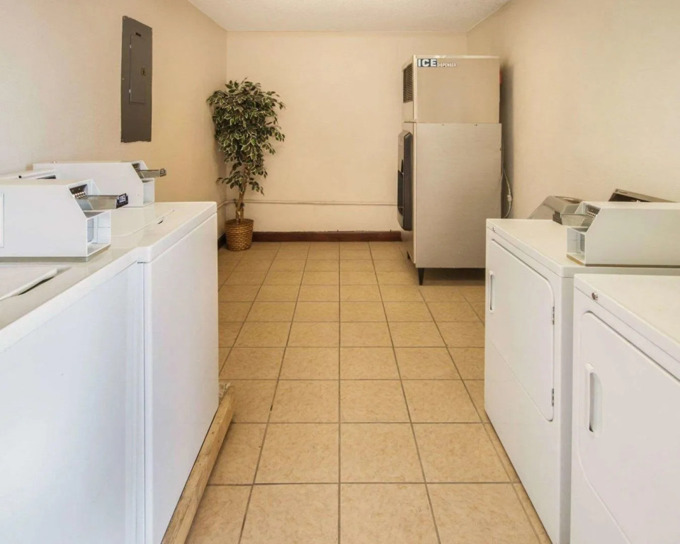 Econo Lodge Inn & Suites El Paso West
