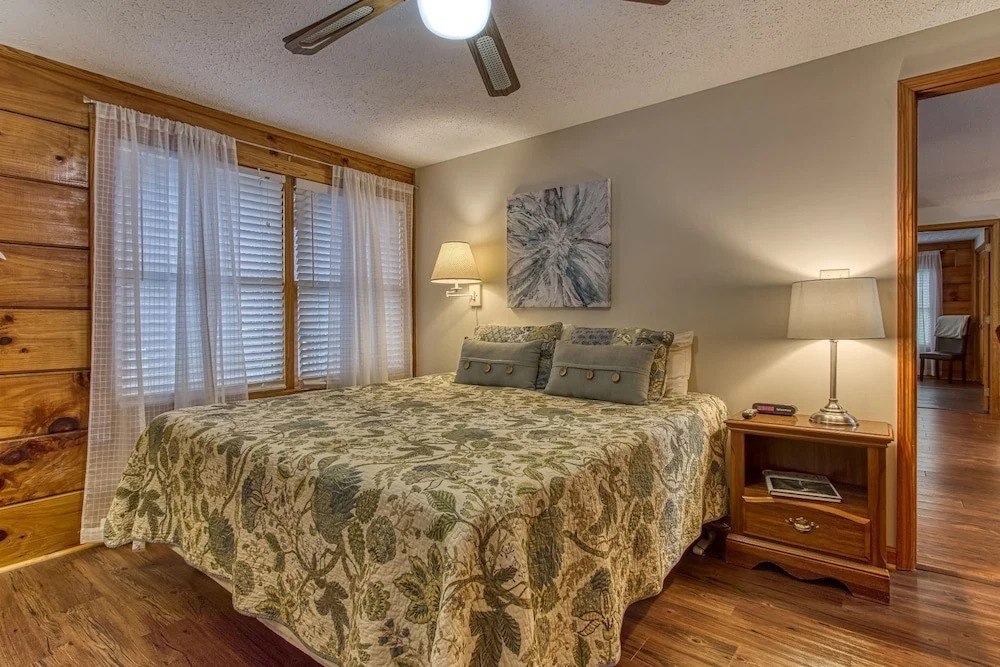 ER46 - Cherith Brook - Great location, Just across from swimming pool! cabin