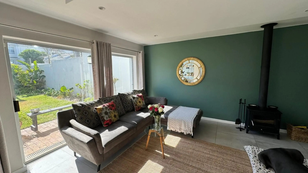 Stunning holiday house 1min walk from the Dolphin beach