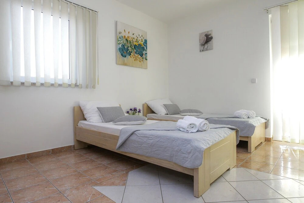 Lucky Luke Pool Apartments