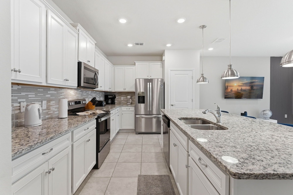 5BR Home w/ Private Pool at Windsor Island