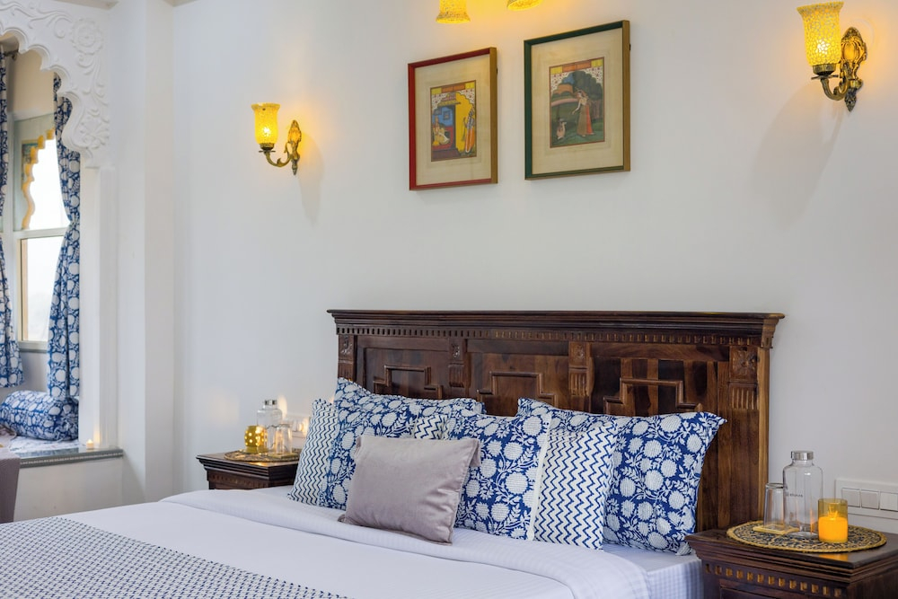 ELIVAAS Amber Royale 3 BHK with Pvt Pool