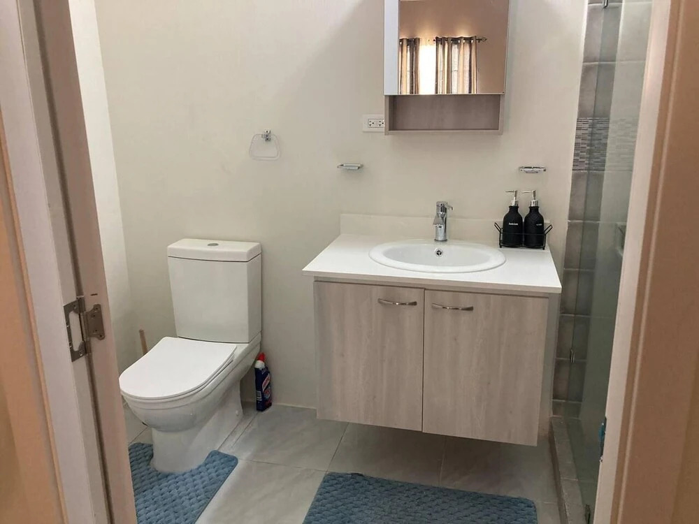 Sleeps 4 With Free Parking, 15-min to Beach
