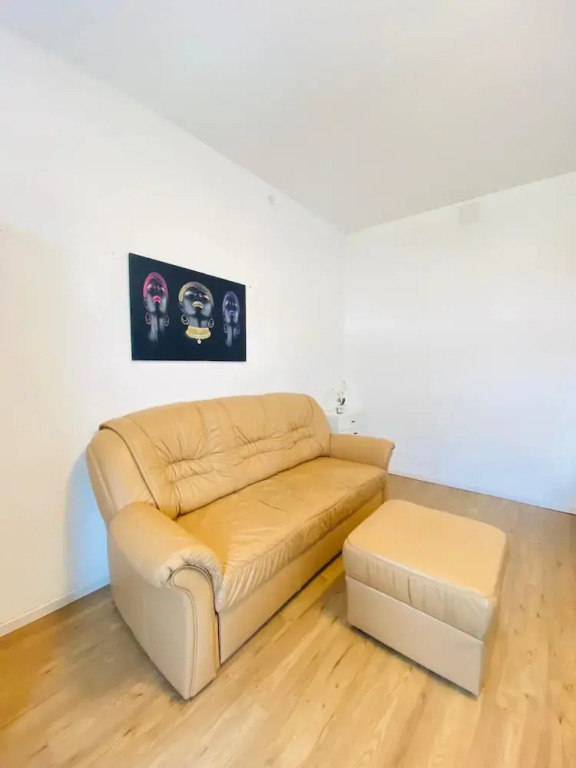 4BR Apartment for 15 Near Danube