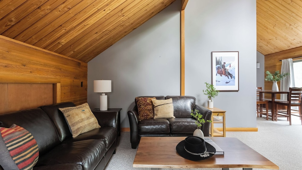 Skylight by Avantstay Elevated Mountain Home w/ Hot Tub, Billiards, Large Patio