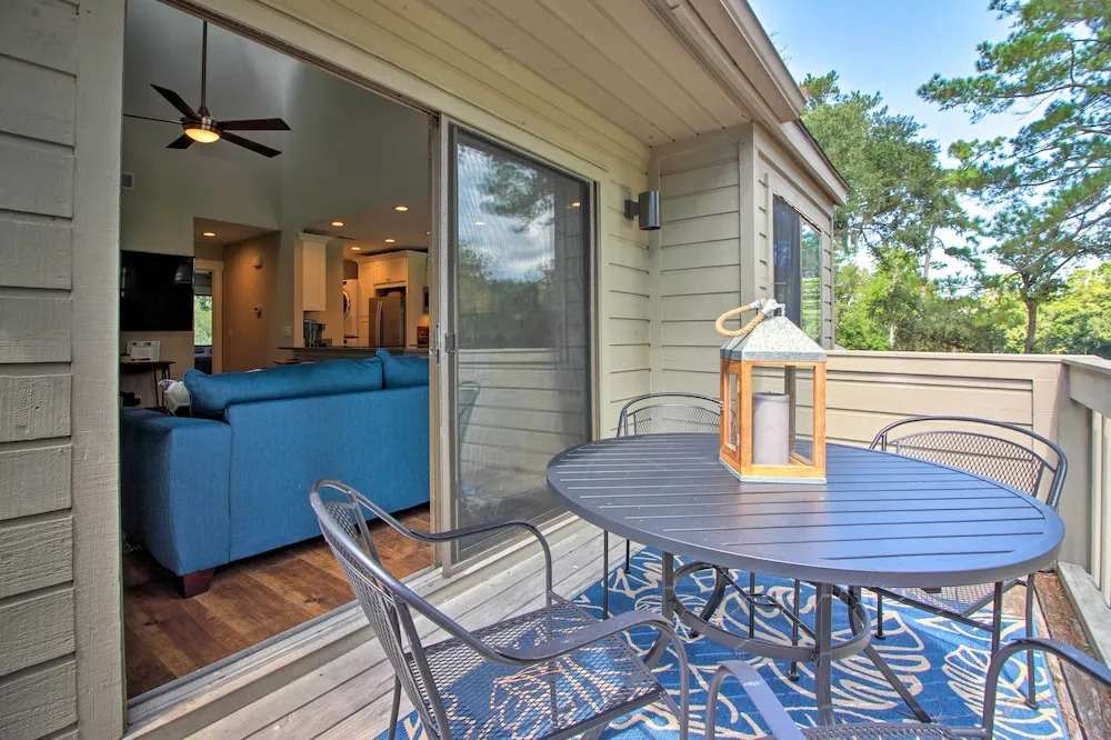 Villa w/ Golf Course Views, Walk to Harbour Town