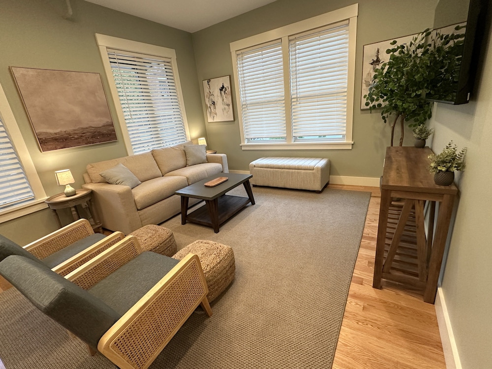 Brand New! 2 Bed W/ Private Deck 2 Bedroom Apts