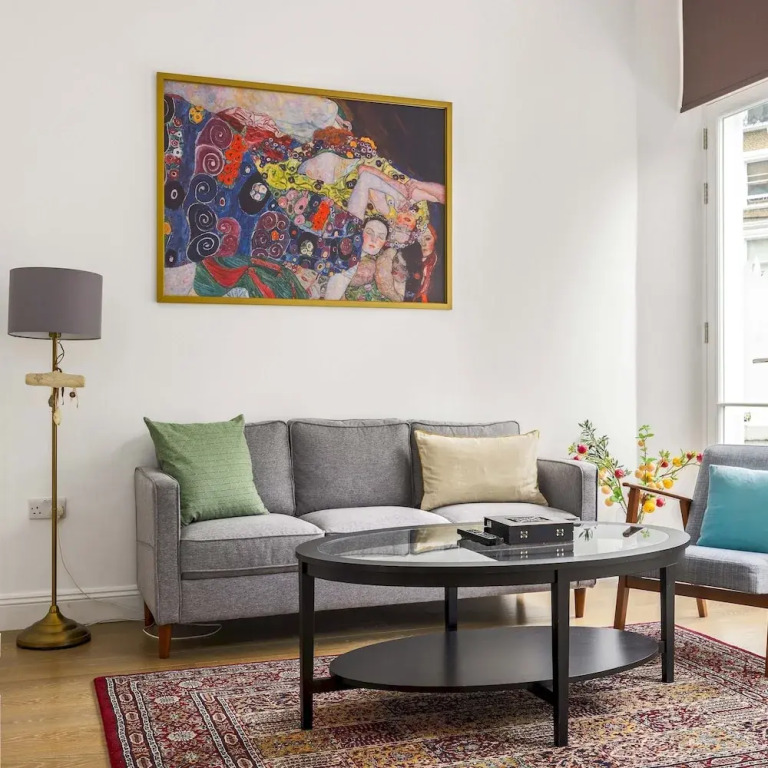 Balcony South Kensington Luxury 2 bed Apartment