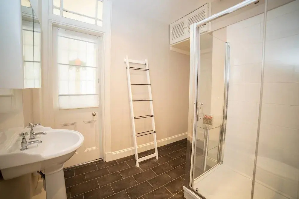 3 Bed Luxury West end Apt - Sleeps 6!