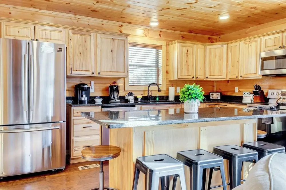 2 Mi to Dtwn Gatlinburg: Mountain Cabin w/ Hot Tub