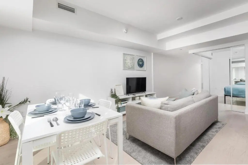Upscale & Modern 1bd + Den in heart of Downtown!