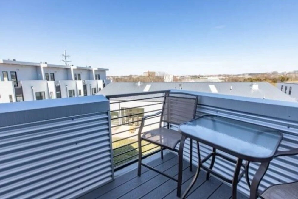 Bright Modern Mins From Downtown Nashville! 2 Bedroom Condo