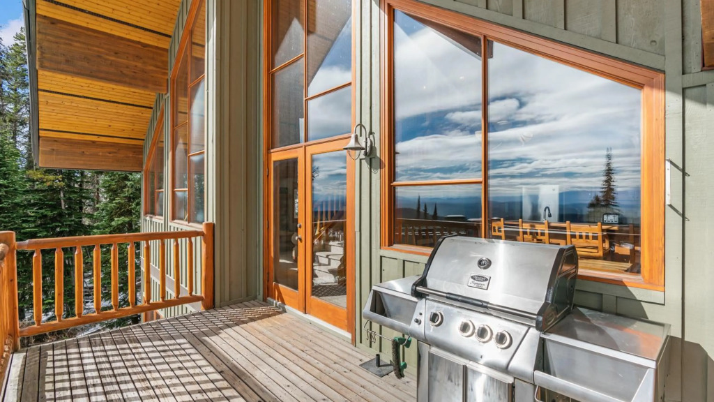 Coyote Creek - Large Ski In/Ski Out Chalet with Amazing Views & Private Hot Tub