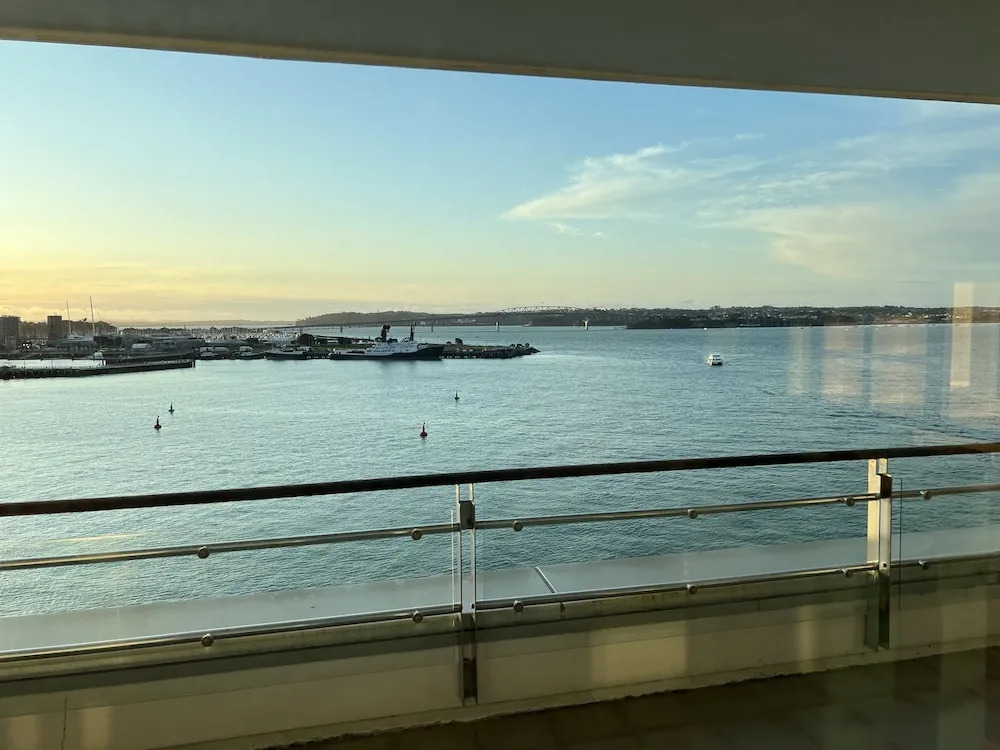 Seaview Waterfront Hotel Apt